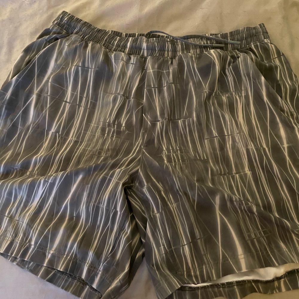 Men’s Lululemon Pacebreaker 7” short.